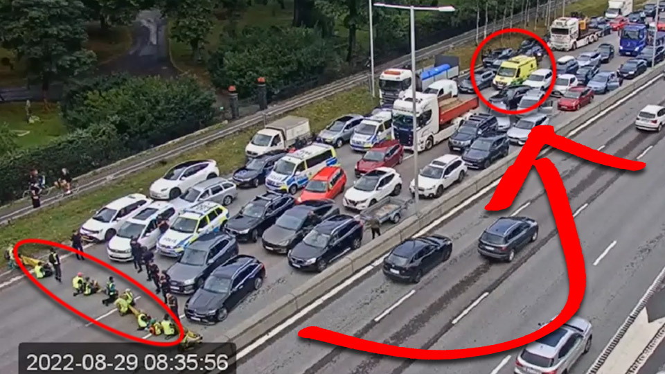 POLISENS EXKLUSIVA VIDEO: HÄR blockerar klimatextremister ambulans vid sjukhuset