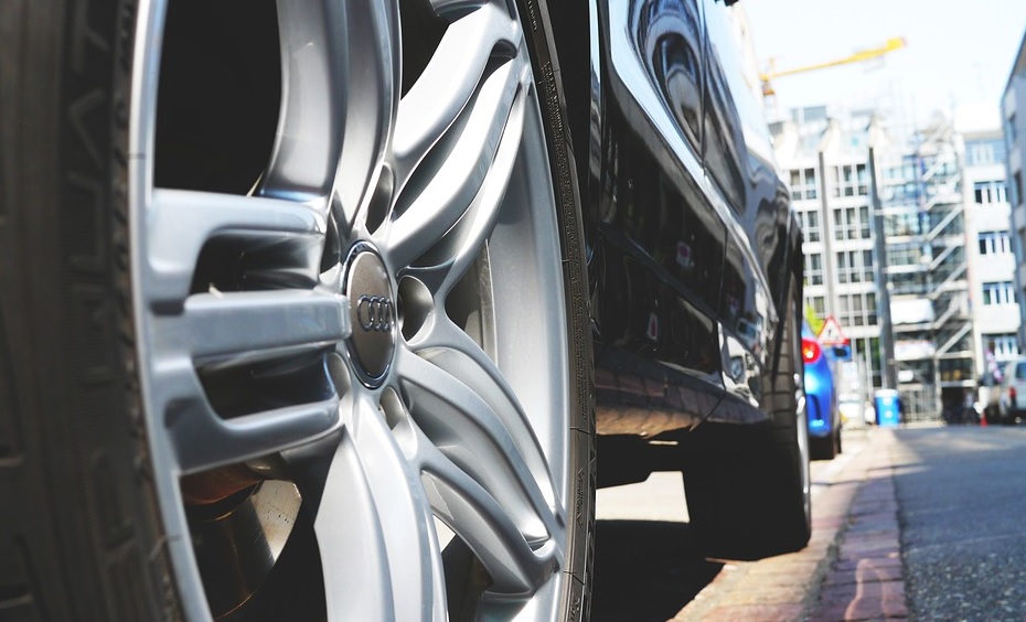 Klimatextremister gripna på bar gärning – tömde bildäck på luft