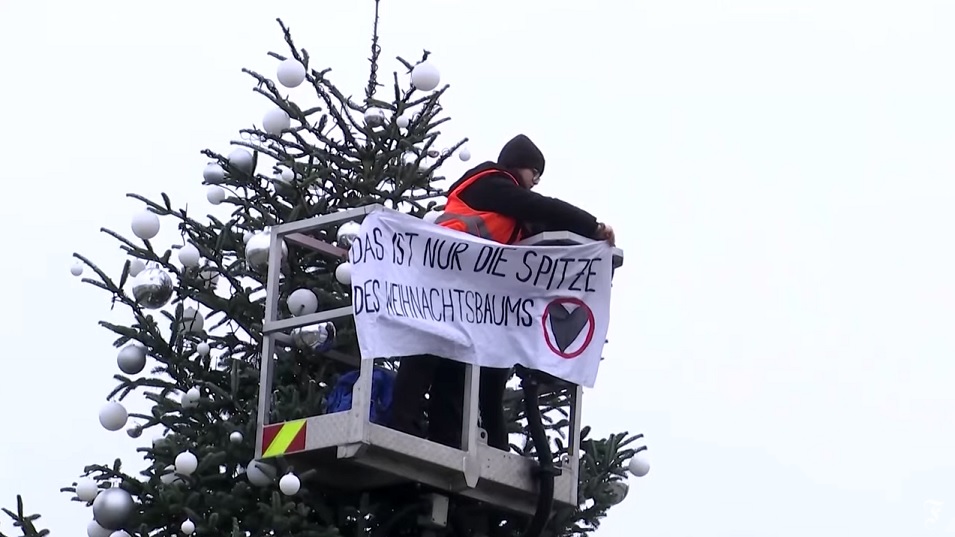 Klimatextremister sågade itu julgran