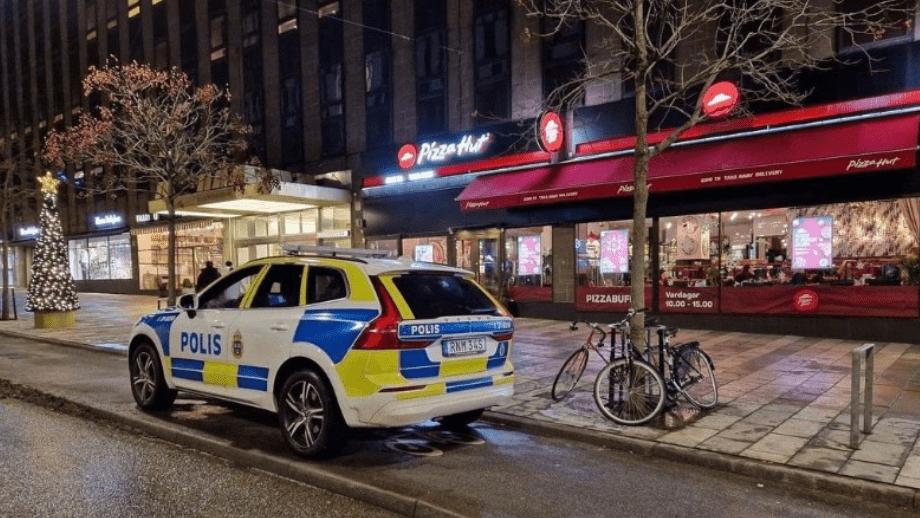 Tjejgäng misshandlade personal på Pizza Hut