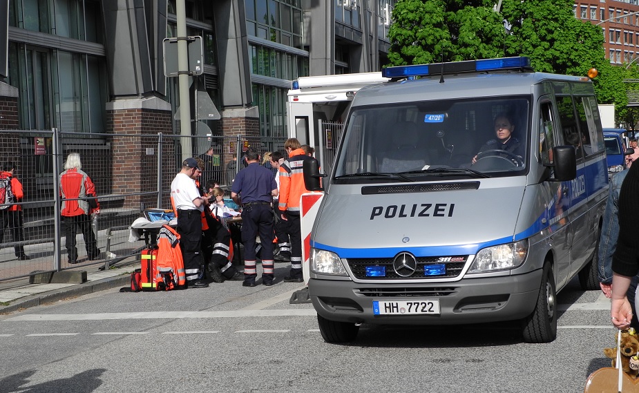 Tonårsflicka på väg till skolan mördad av migrant