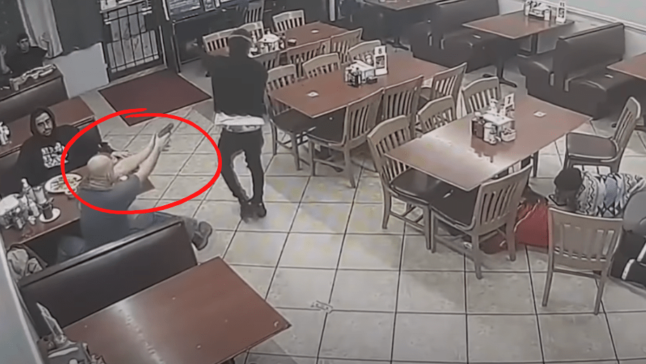 Rånare sköts till döds av restauranggäst