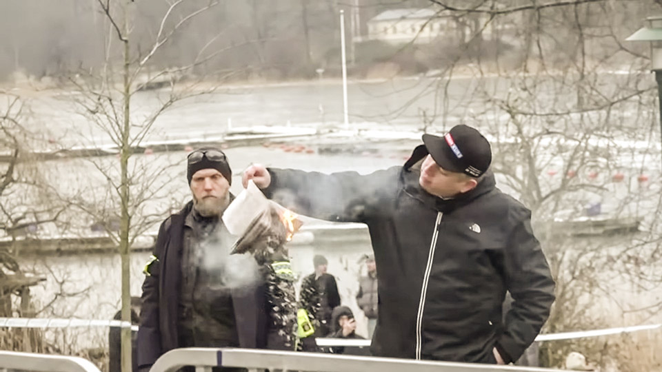 Rasmus Paludan bränner koranen utanför turkisk ambassad – igen