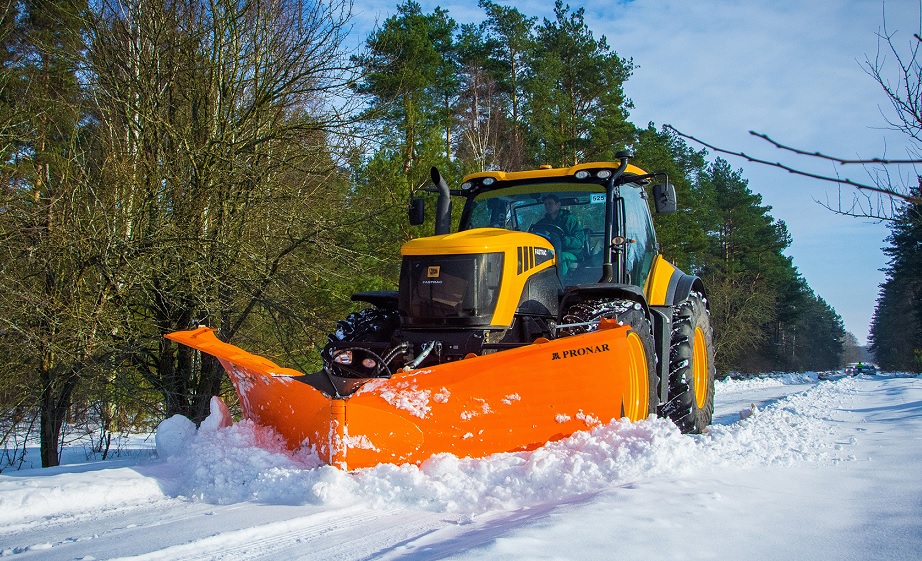 Eldrivna plogmaskiner bakom snökaos