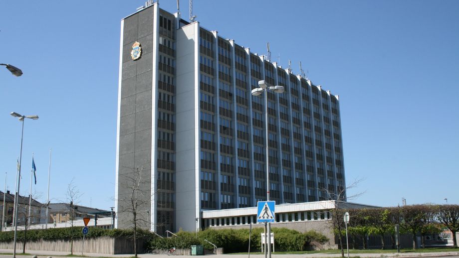 Polis knivhuggen utanför polishus – gärningsman skjuten