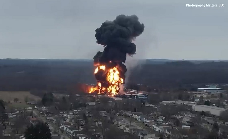 Stort utsläpp av farliga kemikalier efter tågvagnar spårat ur