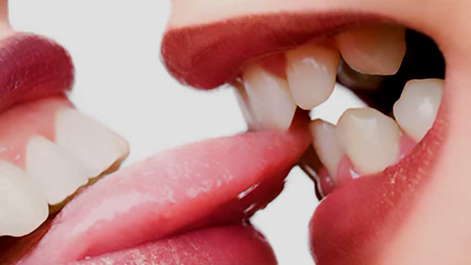 Bet av våldtäktsmannens tunga och lämnade till polisen som bevis