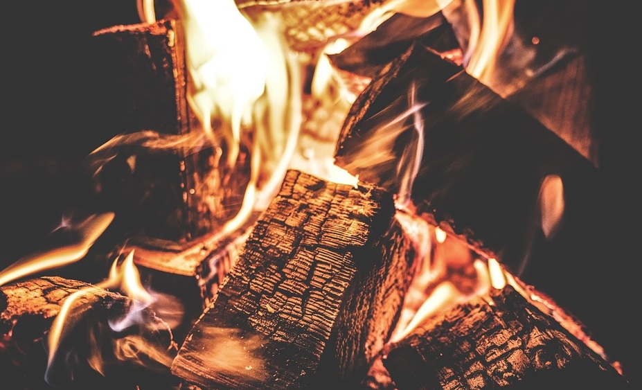 Böter på tusentals kronor för de som värmer hemmen med ved