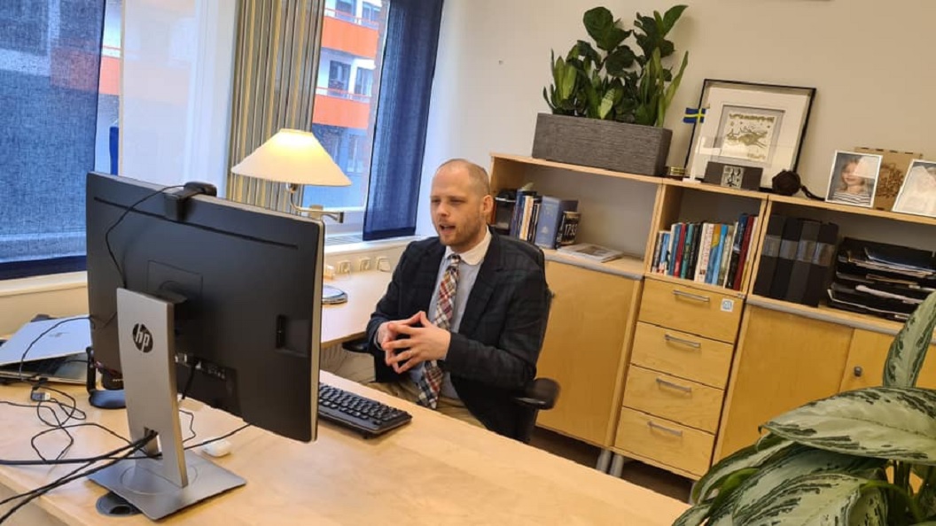 M-pamp lämnar politiken efter lönehöjningsskandal