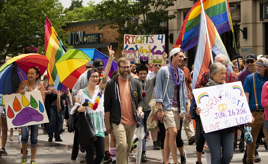 Allt färre kallar sig liberaler och feminister