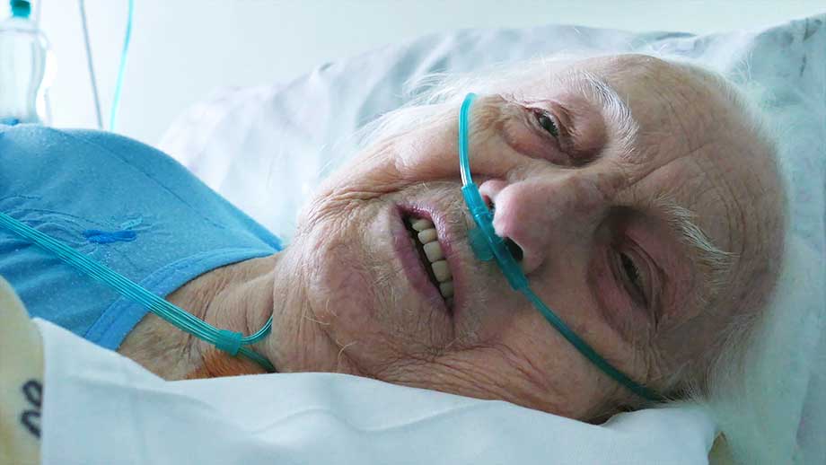 Åldring tvingades ligga med intorkad avföring över hela kroppen