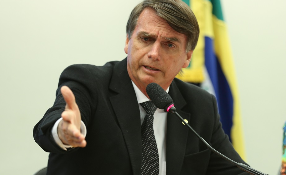 Högsta domstolen beslagtar Bolsonaros pass