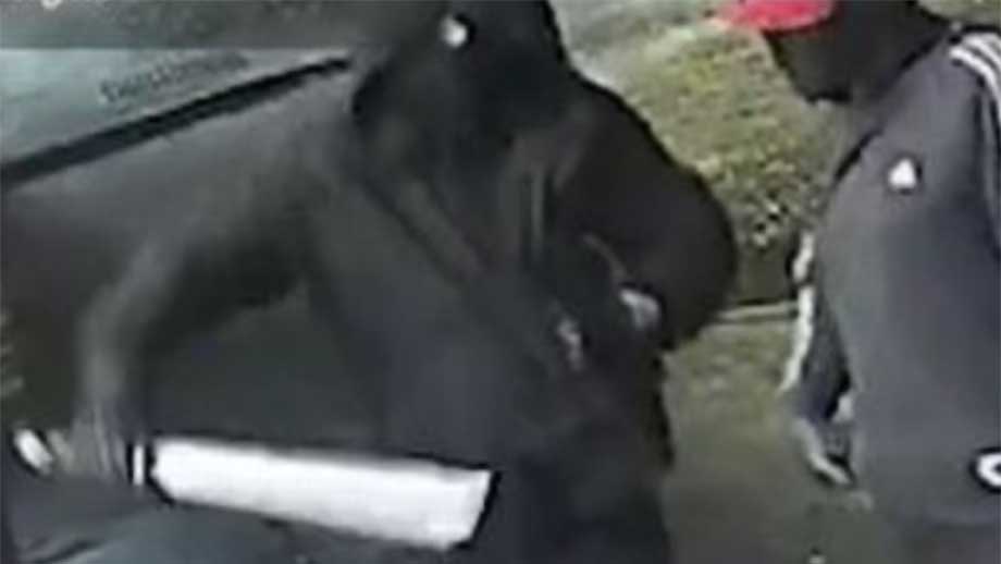 Brutalt machetemord: Offer styckades levande