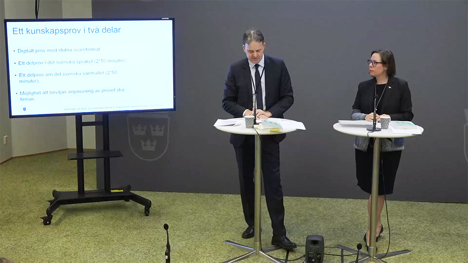 Regeringen: Vissa migranter ska lära sig grundläggande svenska