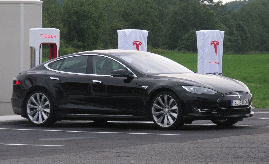 Tesla stäms av missnöjda elbilsägare