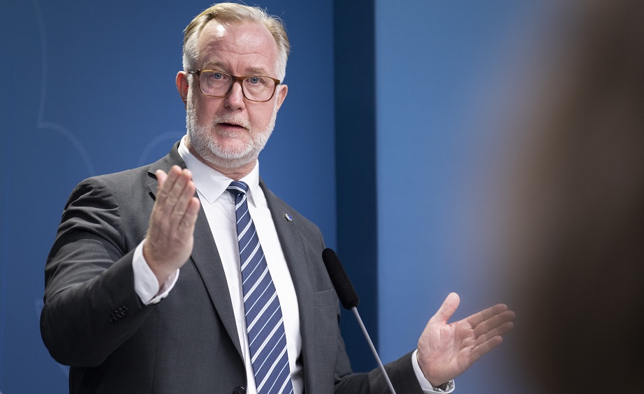 Regeringen vill stoppa bidrag till nyanlända migranter