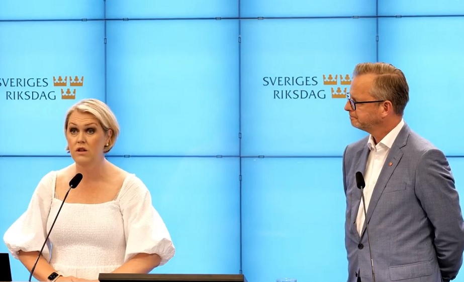 S anklagar regeringen för brist på handlingskraft