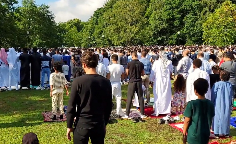 Muslimer tog över Slottsskogen för massbön