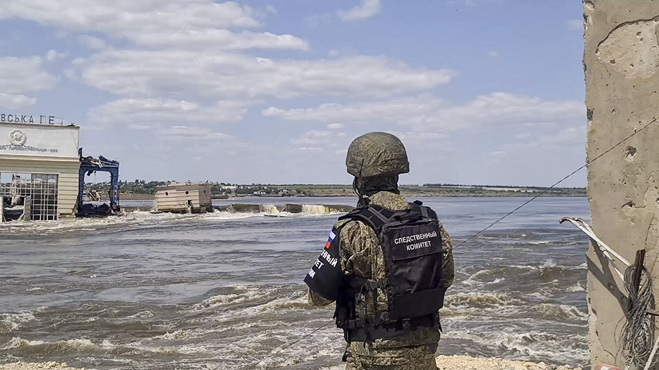 Kraftverksdamm brast i Ukraina – omfattande översvämningar