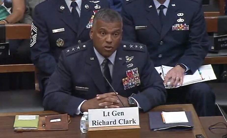 Flygvapenchef använder pk-ord – vet inte vad de betyder