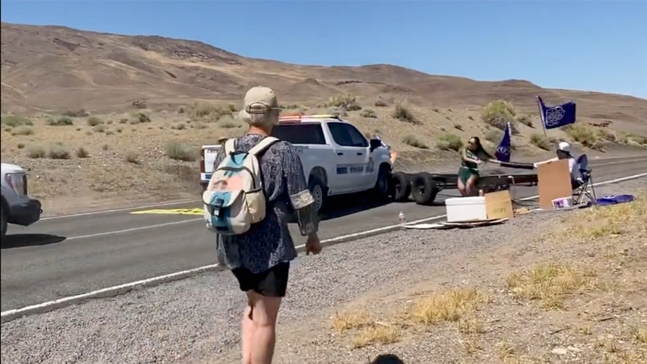 VIDEO: Här mosas klimatextremisternas avspärrning