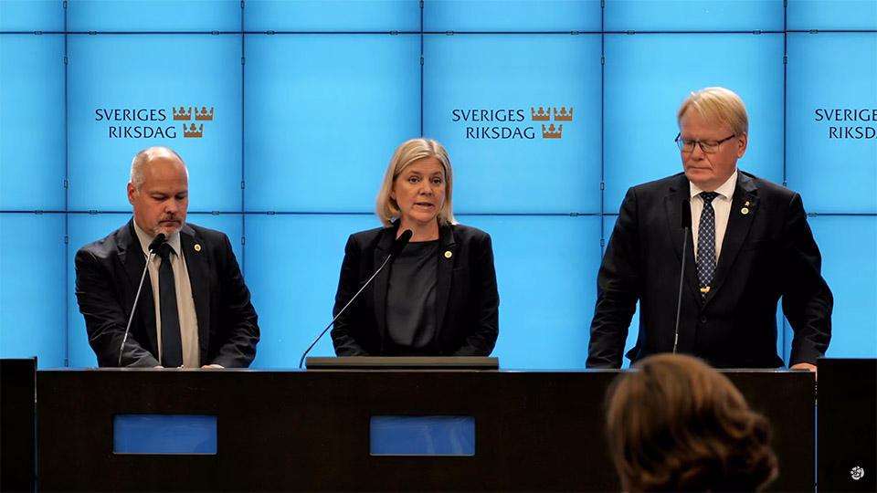 S kräver: Skicka Gripen till Ukraina – om vi får gå med i Nato