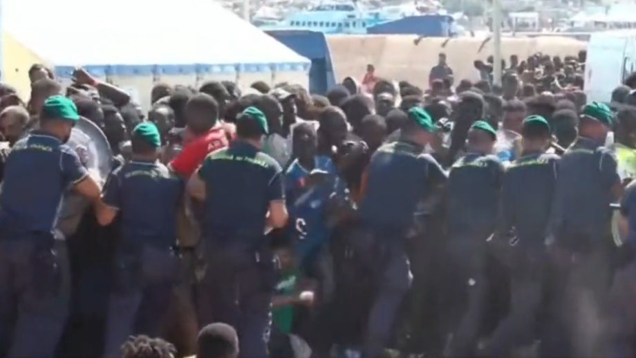 VIDEO: Tusentals afrikanska män stormar EU