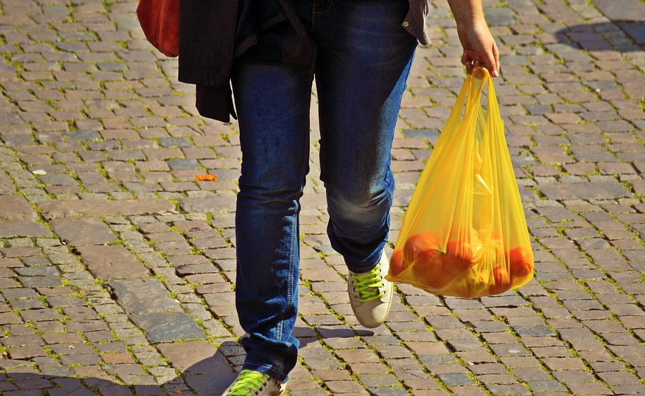 Tidöpartierna tar bort plastpåseskatten