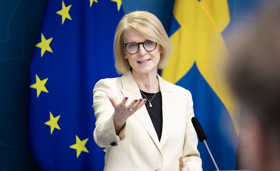 Finansministern kritisk mot bankernas enorma utdelningar