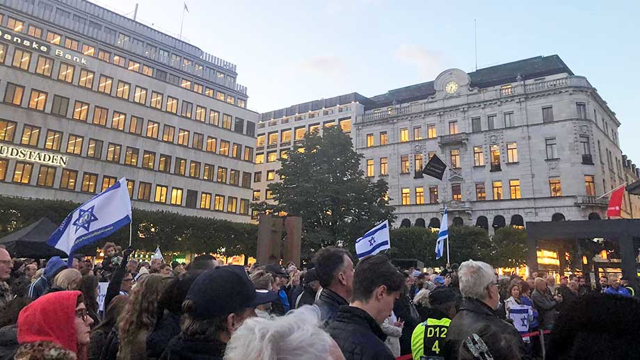 Stor manifestation för terrorns offer – V och MP vägrade delta