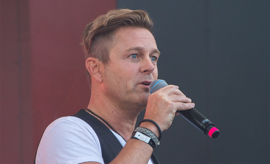 Radioprofil åtalas för sexköp