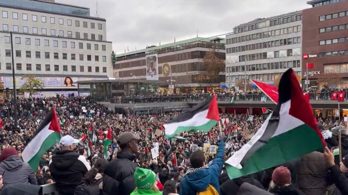 Tusentals tog över Sergels torg: ”Länge leve Gaza”