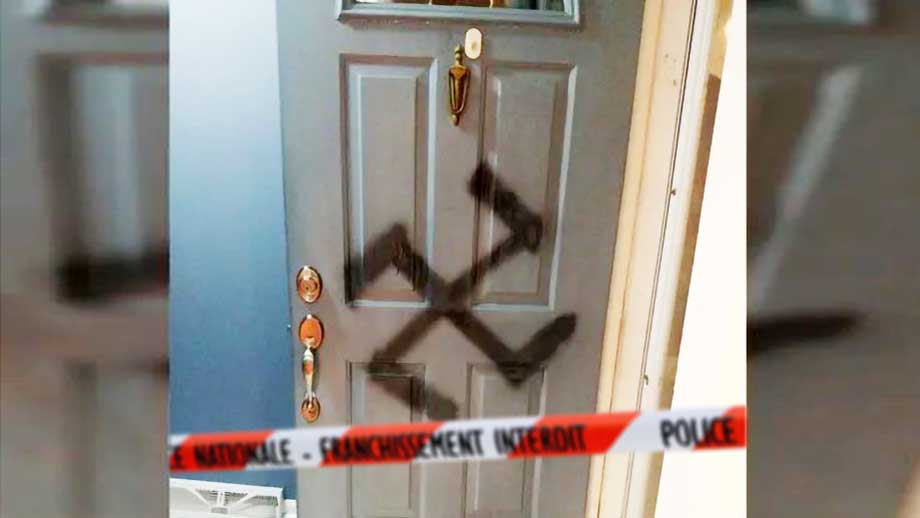 Judisk kvinna knivhuggen i sitt hem – lämnade målat hakkors efter sig