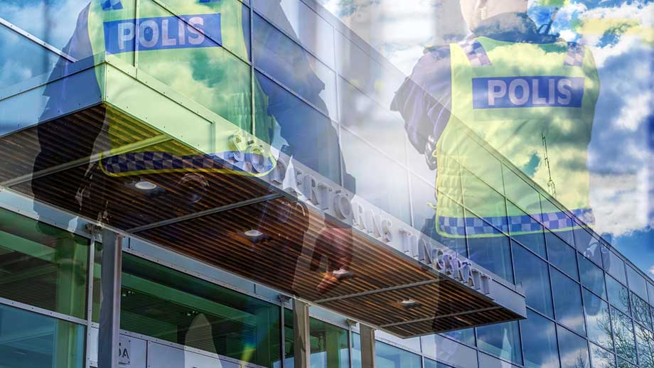 Poliser åtalas för samröre med gängkriminella