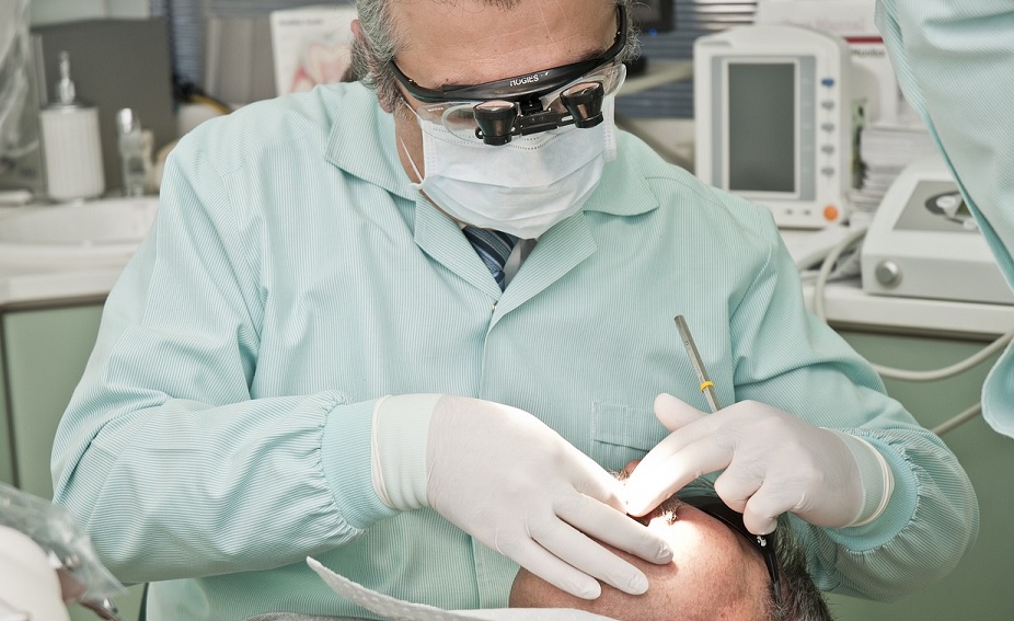 Tandläkare gjorde onödiga ingrepp på illegala invandrare – regionen betalar