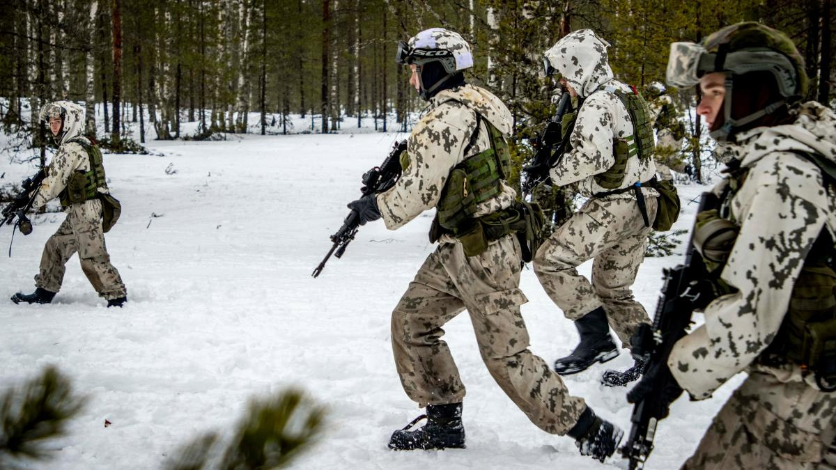 Finlands försvarsminister vill stoppa massavhopp från försvaret