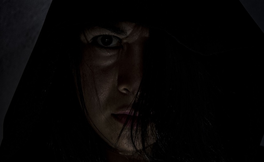 Kvinna tvingades ned i källare av okänd man