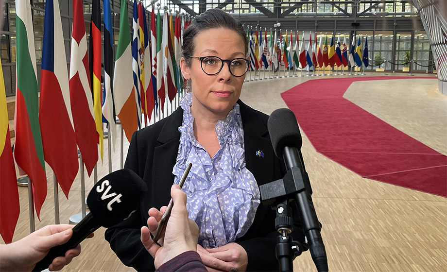 Regeringen inför ”snabbspår” till högre bidrag för ukrainare