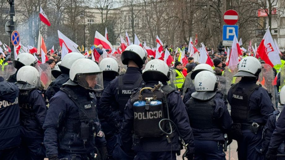 VIDEO: Tusentals bönder i kravaller utanför Polens parlament