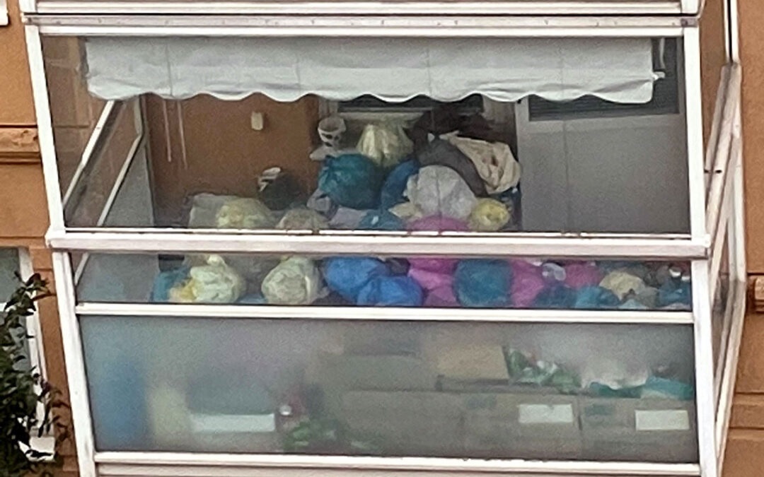 Fyllde balkongen med sopor – vräks