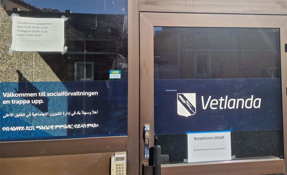 Skolanställd kvinna häktad för våldtäkt mot barn