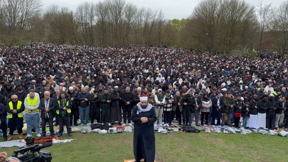 VIDEO: Tusentals muslimer håller massbön i Malmö