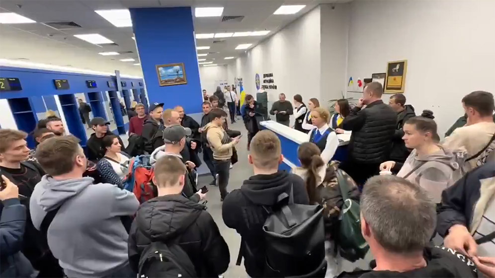 Kaos när Ukraina försöker tvinga flyktingar åka hem för att slåss