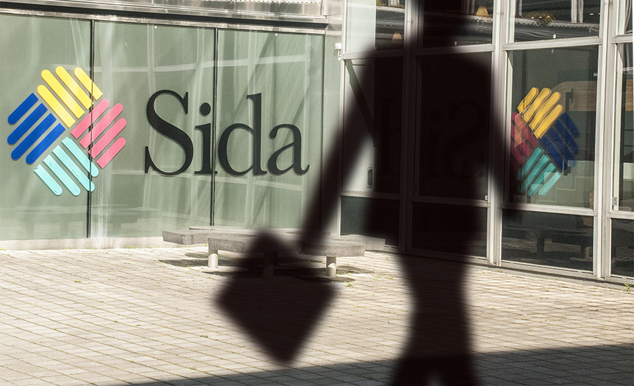 Sida-anställd anhållen för korruption