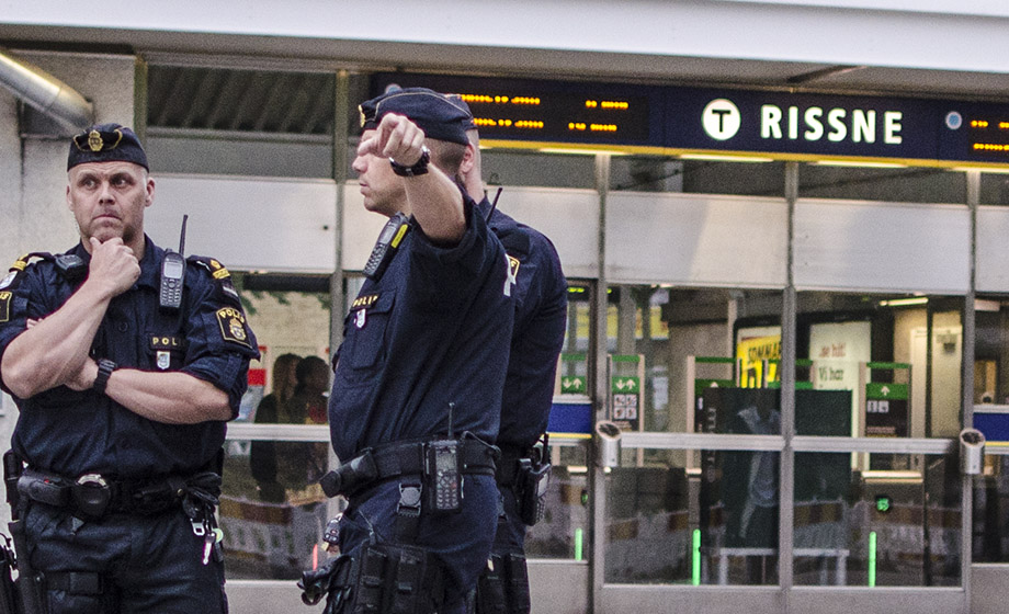 Kvinna häktad för våldtäkt tillsammans med moster