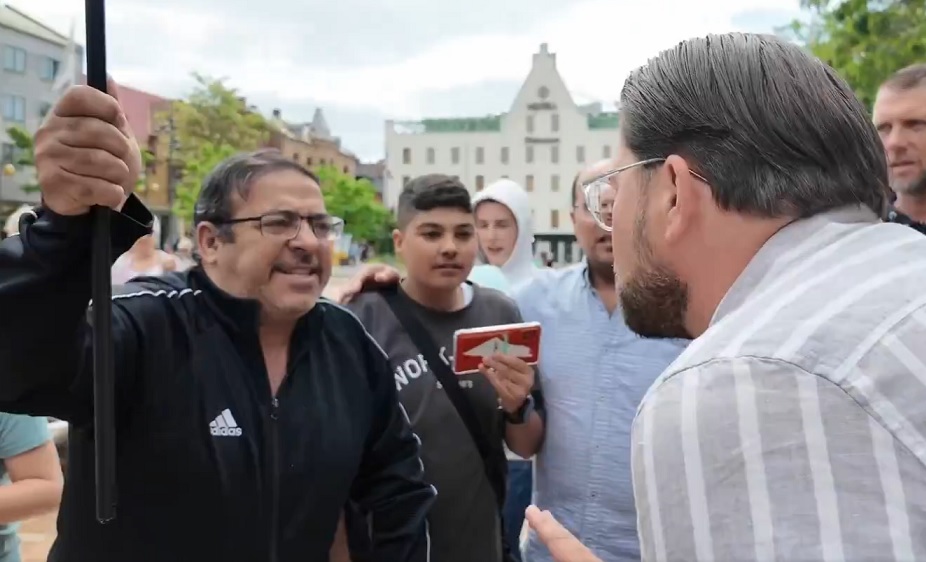 VIDEO: Åkesson ryter till när palestinamobb stör torgmöte