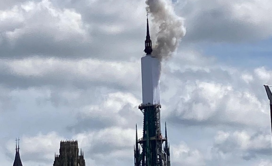 Medeltida katedral i lågor