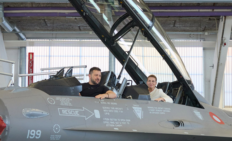 Första F-16-planen på plats i Ukraina