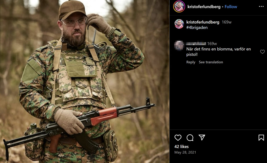 Sanningen bakom V-politikerns Kalasjnikov-bilder