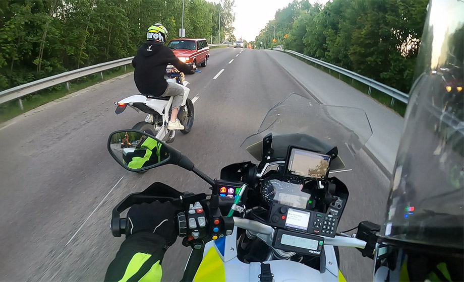 VIDEO: Polisman fick skulden när jagad mopedist ramlade